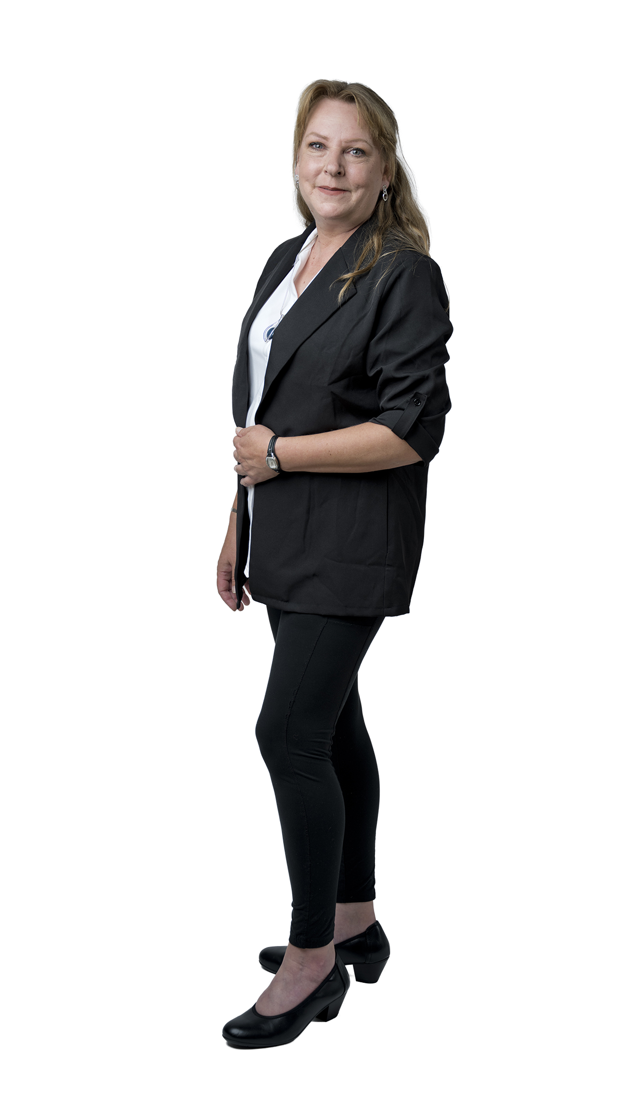 Ganzkörperporträt einer lächelnden Frau im schwarzen Blazer, weißer Bluse, schwarzer Hose und schwarzen Pumps vor hellem Hintergrund.