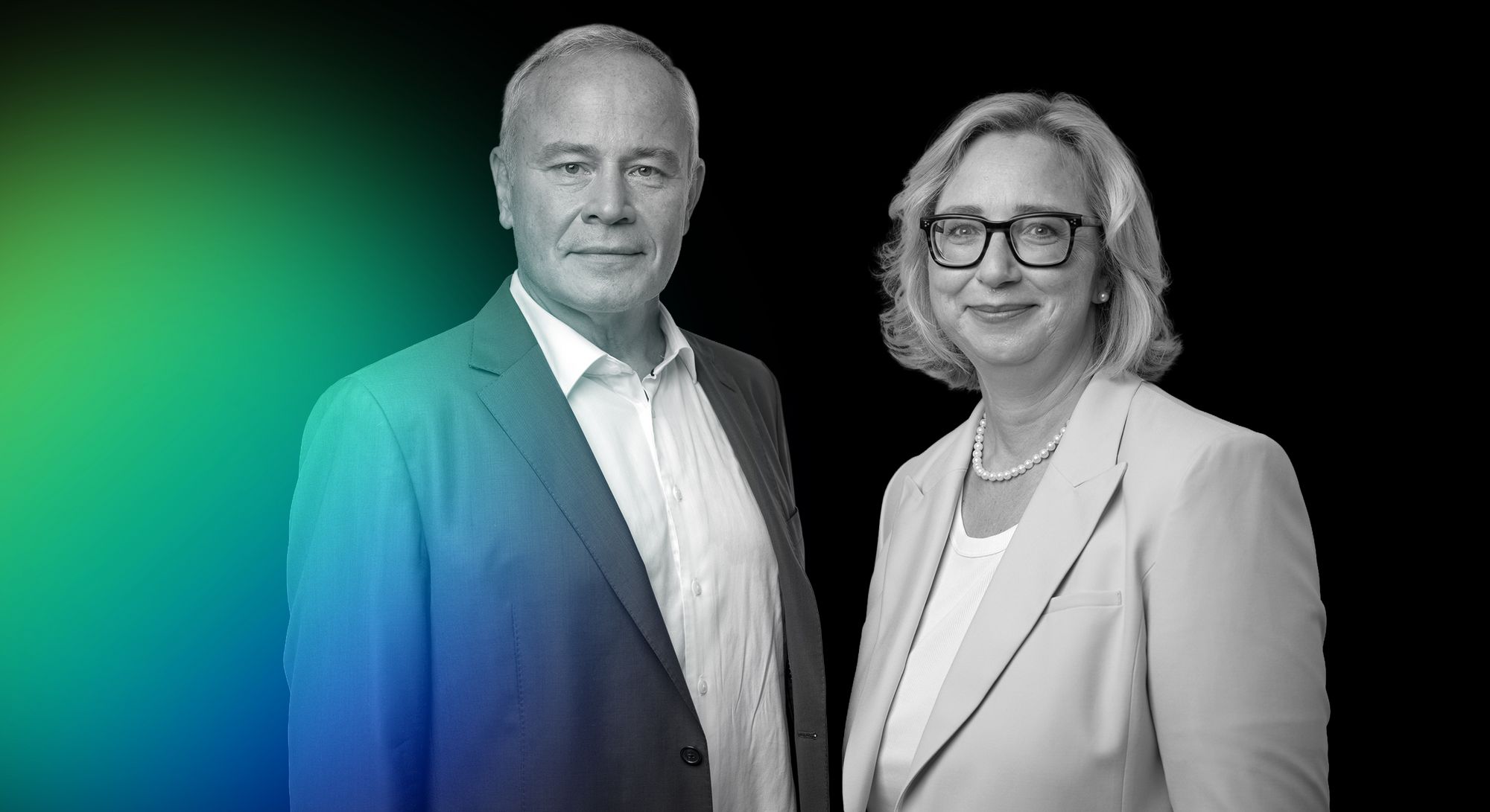 Portrait of a man in a suit and a woman with glasses and a pearl necklace against a black background with a green-blue gradient.